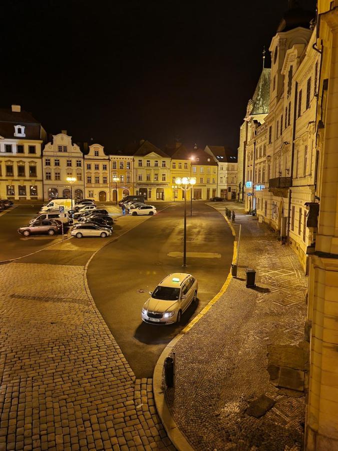 Velke Studio Na Velkem Namesti S Vybavenou Kuchyni Hradec Králové Eksteriør bilde